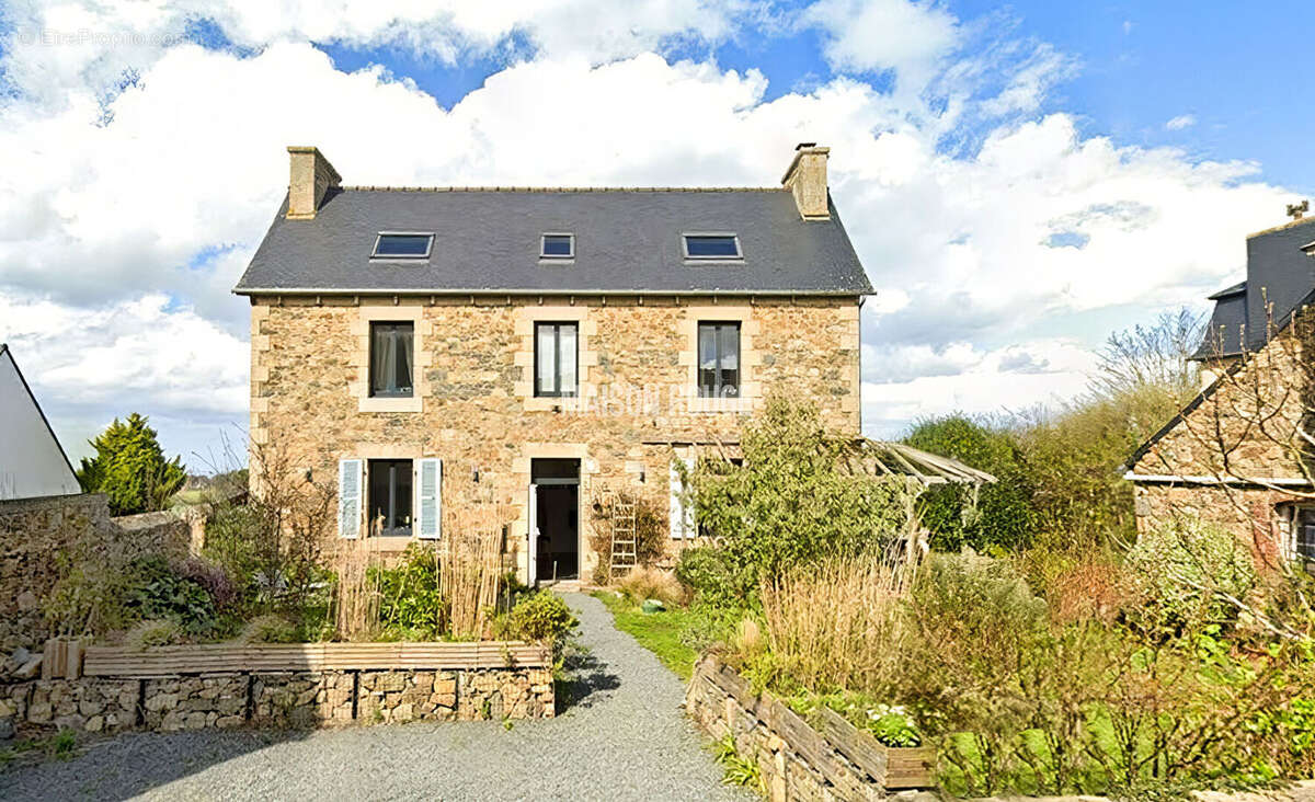 Maison à PLOUGRESCANT