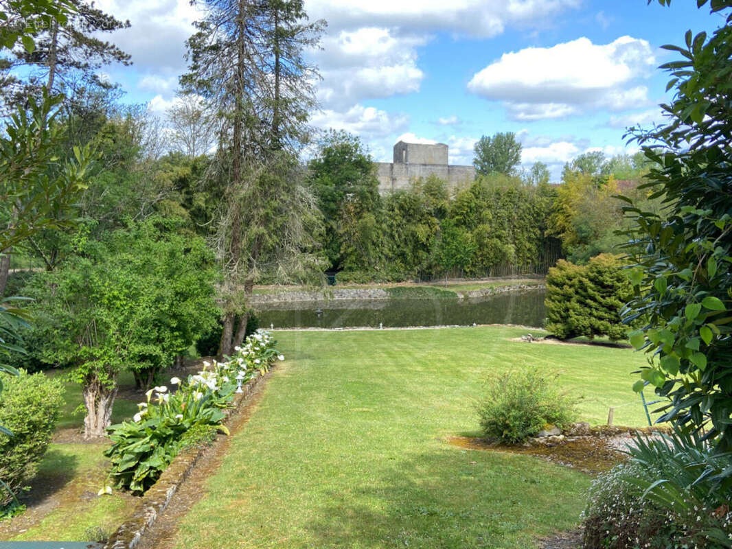 Maison à COUTRAS