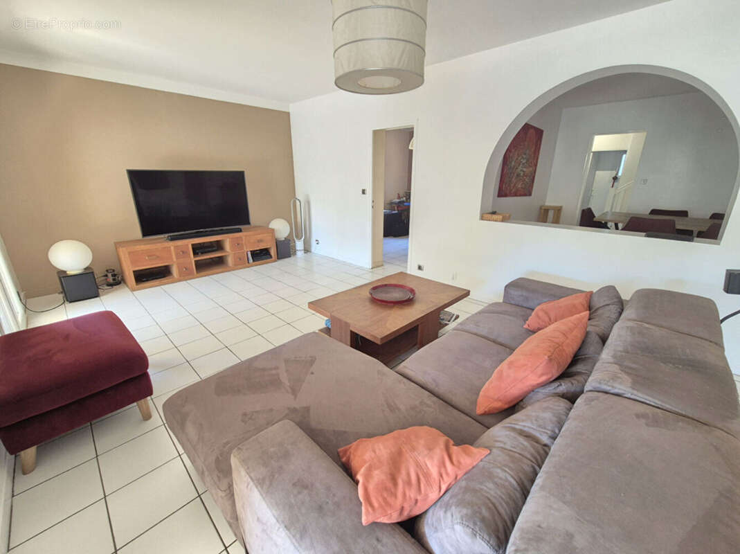 Maison à LE REVEST-LES-EAUX