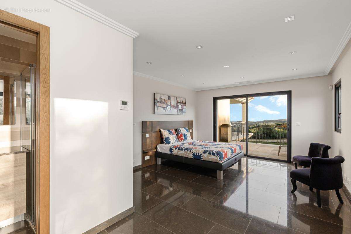 Maison à ROQUEFORT-LES-PINS