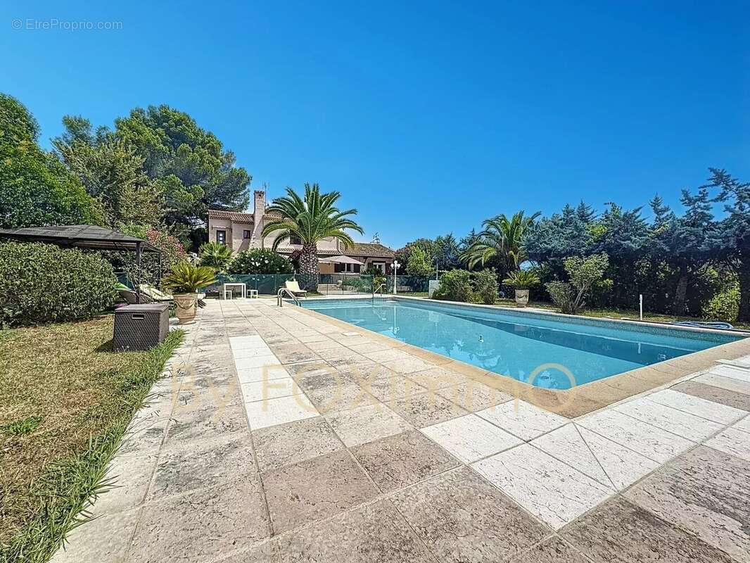 Antibes – Villa apercu mer, beaucoup charme avec potentiel,calme absolu, proche des commodités, jardin plat piscine. - photo 2