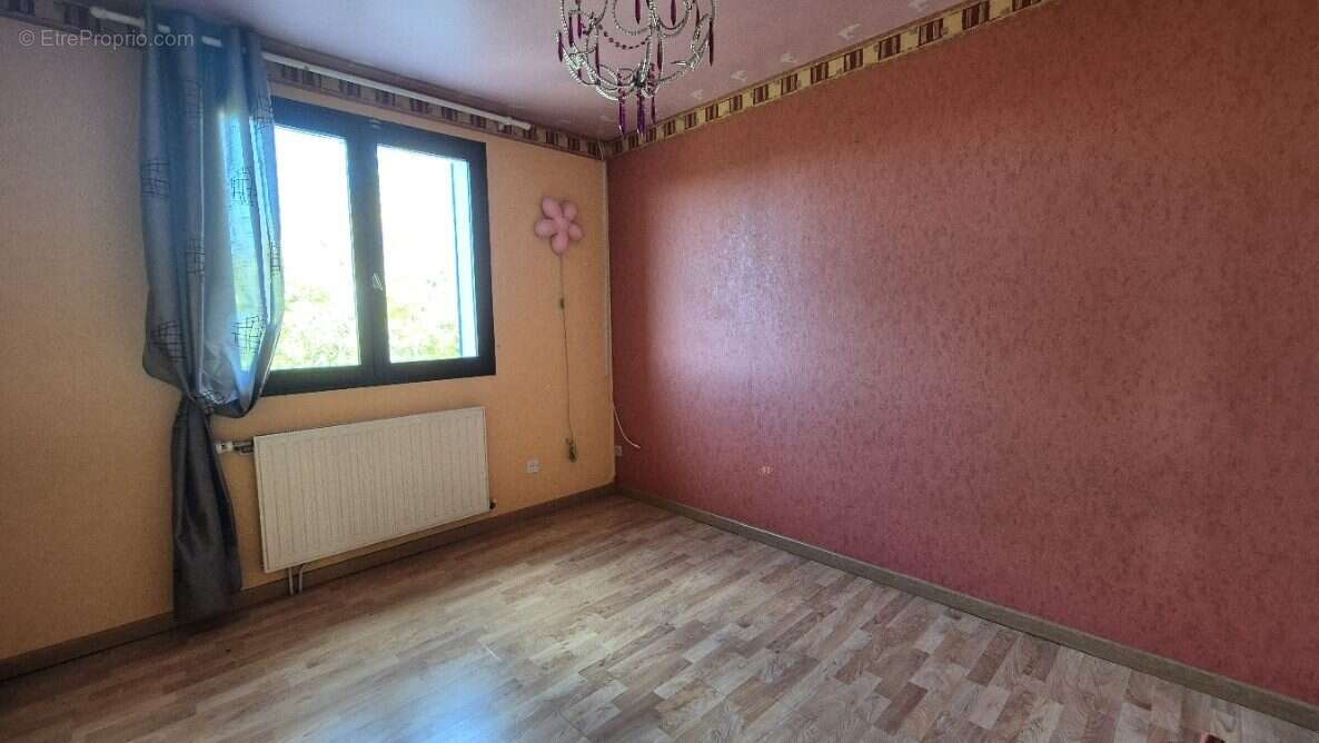 chambre 2 - Maison à MERY-SUR-MARNE