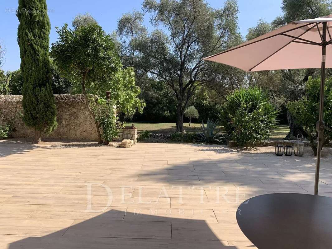 Appartement à ROQUEFORT-LES-PINS