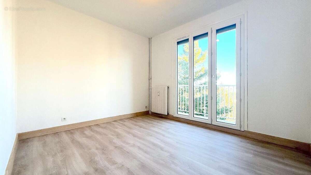 Appartement 62 m² à Decines-Charpieu  - photo 2