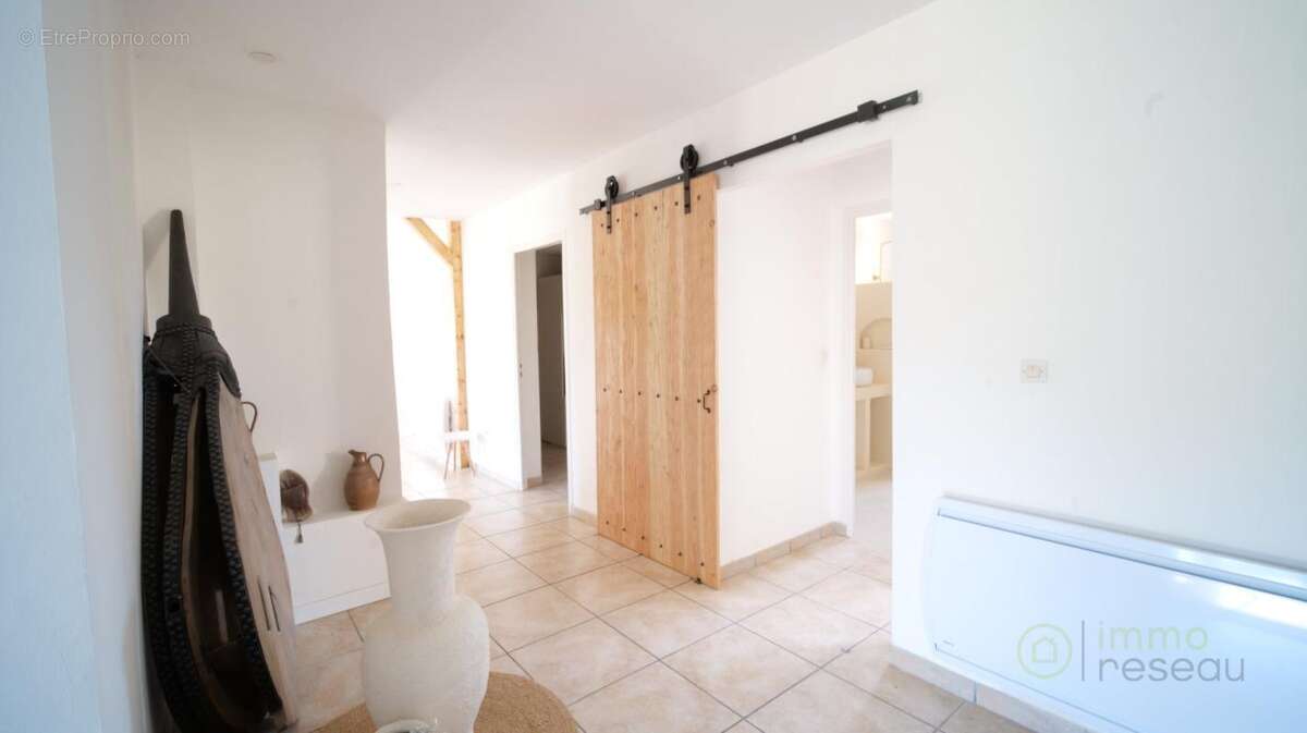 Maison 216 m² à Plaissan  - photo 18