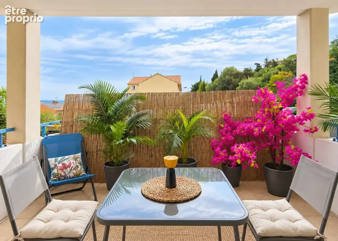 HYERES Gare au calme, T2 accès PMR Terrasse et 2 stationnements - photo 2