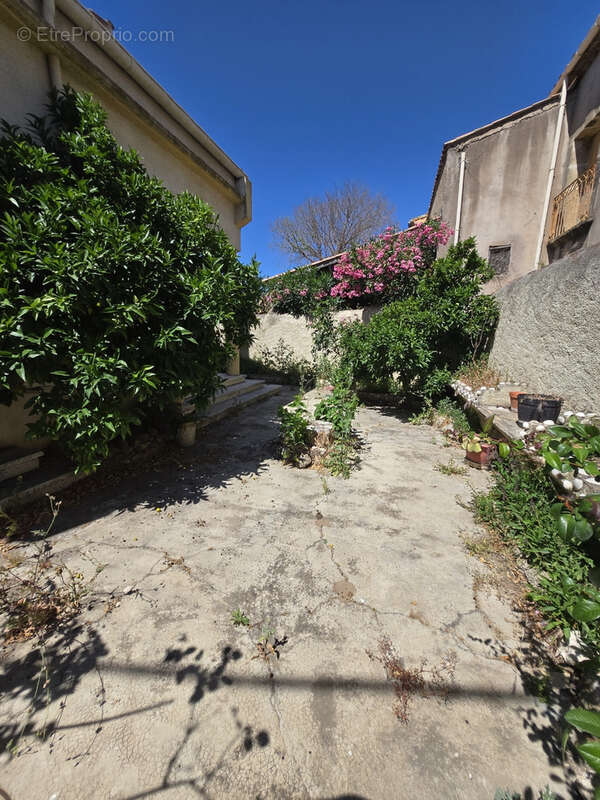 Lézignan La cebe maison plain pied à restaurer avec jardin - photo 3