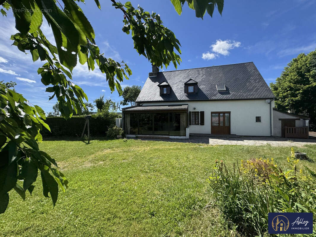 Maison 7 pièces SAINT PIERRE-CANTAL - Maison à SAINT-PIERRE