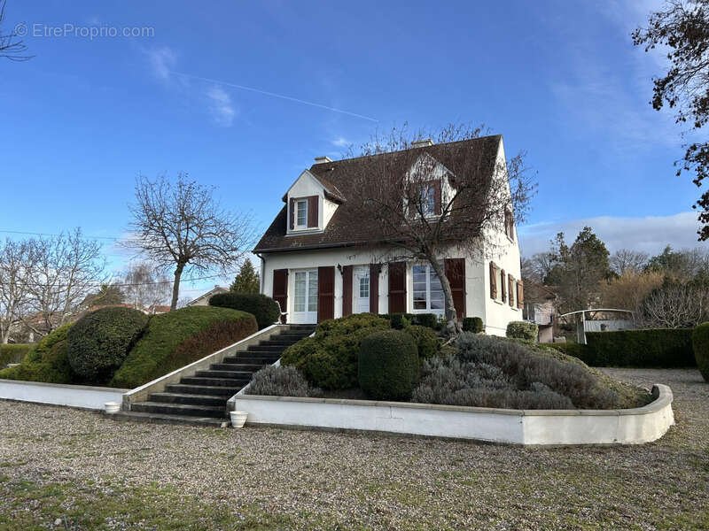 Maison à LES MARTRES-D'ARTIERE