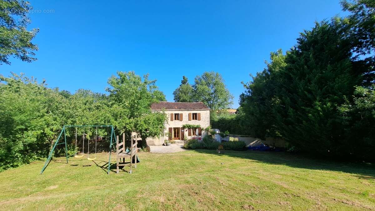 1000035138.jpg - Maison à SAINT-PIERRE-DE-JUILLERS