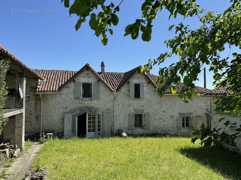 Maison à CHAMPAGNE-ET-FONTAINE