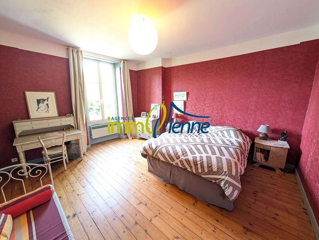 Maison à LUSSAC-LES-CHATEAUX