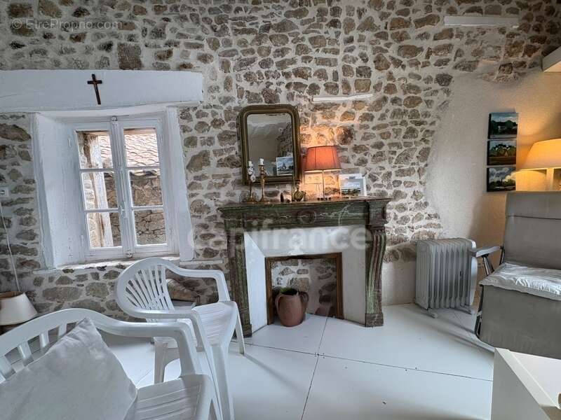 proche d' AMBERT (63) CORPS DE FERME en pierre renové  avec sa grange indépendante  TERRAIN de 1209 M2 - photo 6