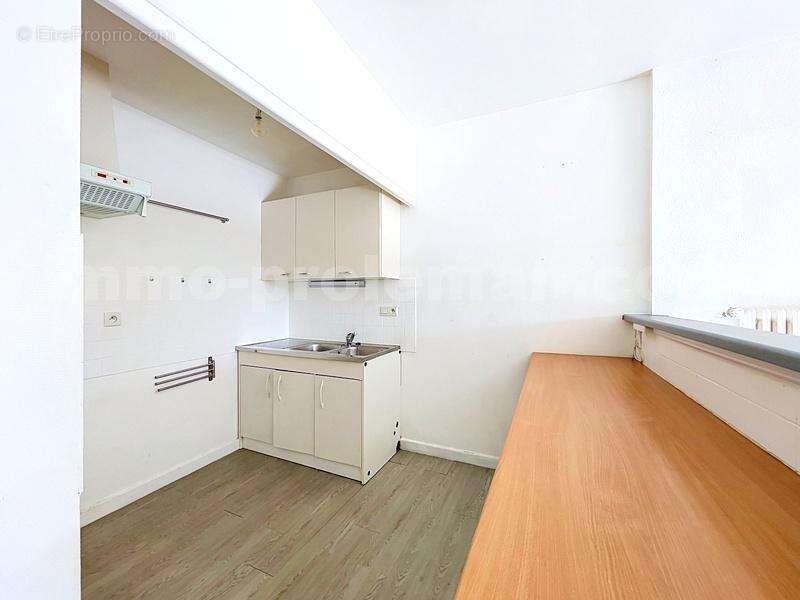 Appartement_Saint_Jeoire__grand_espace_proche_ecole_genève_frontière_suisse_ceva_bus_commerces_lumineux_calme_Balcon_extérieur_séjour_salon_cuisine_chambre_1_2_salle_de_bains_