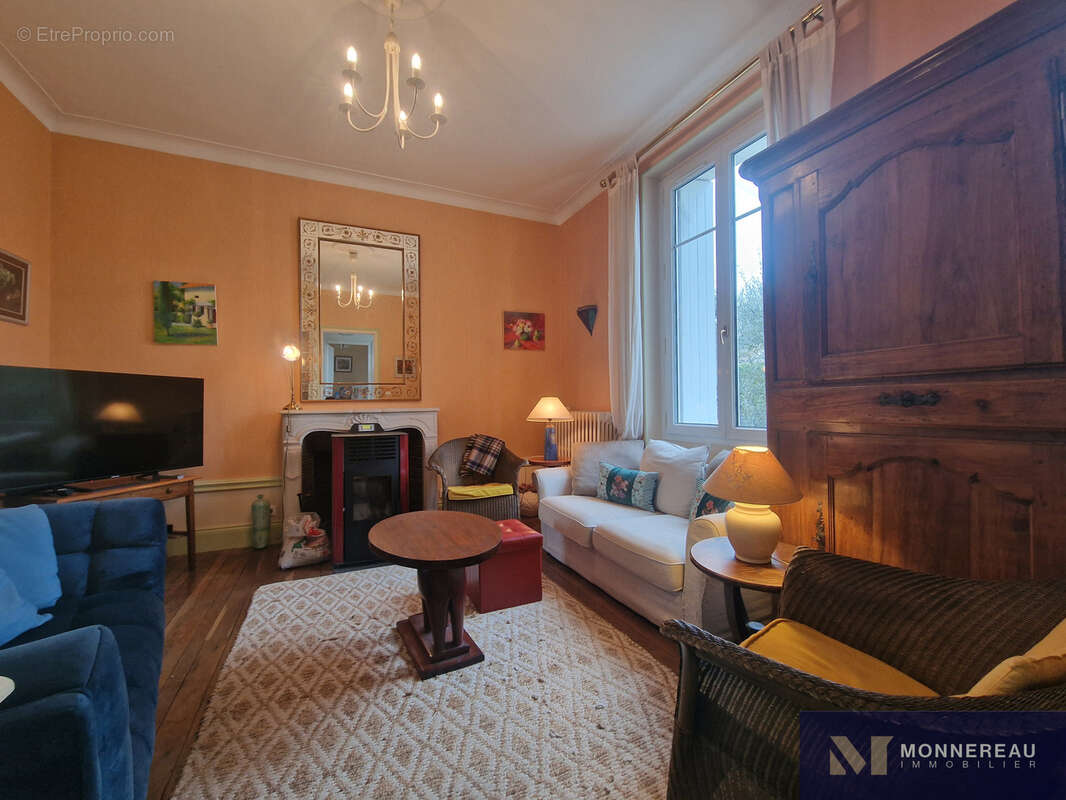 Maison à MONTMOREAU-SAINT-CYBARD