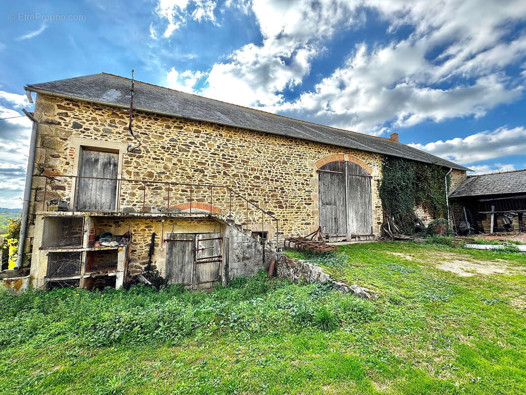 Maison à SAINT-JULIEN-LA-GENETE