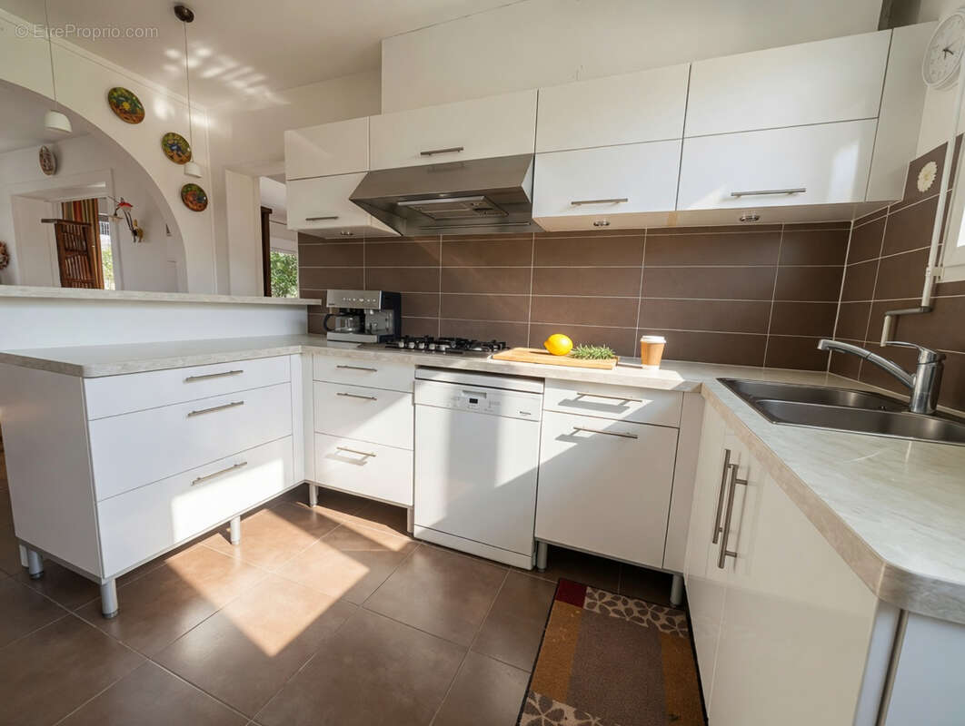 MAISON FAMILIALE 5 Chambres Terrain 686m² - photo 6