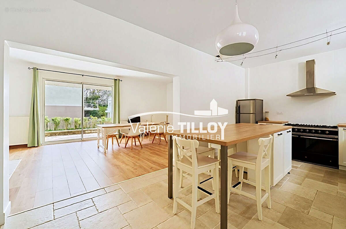 Maison familiale de 210 m² avec suite parentale de plain-pied, sous-sol total et jardin plein sud en hyper-centre de Bruz - photo 4