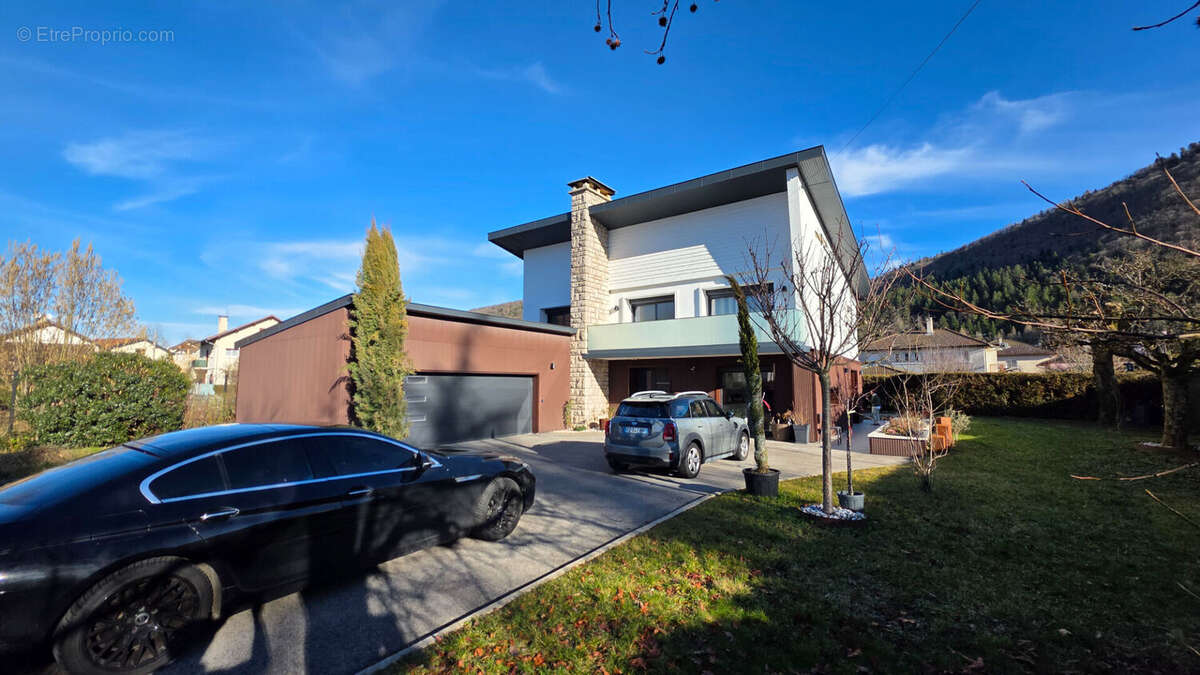 Maison à MONTREAL-LA-CLUSE