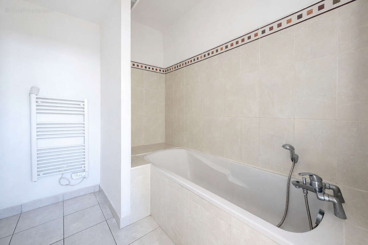 Appartement à ROQUEMAURE