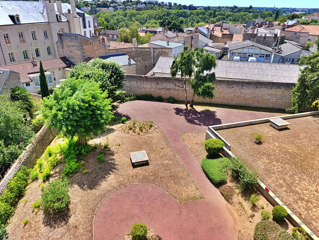 Centre-ville de Poitiers -Appartement traversant de 103 m² avec terrasse, ascenseur, cave et parking - photo 11