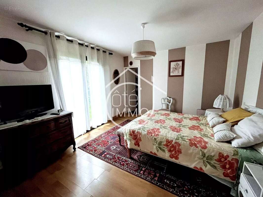 Maison à COURS-DE-PILE