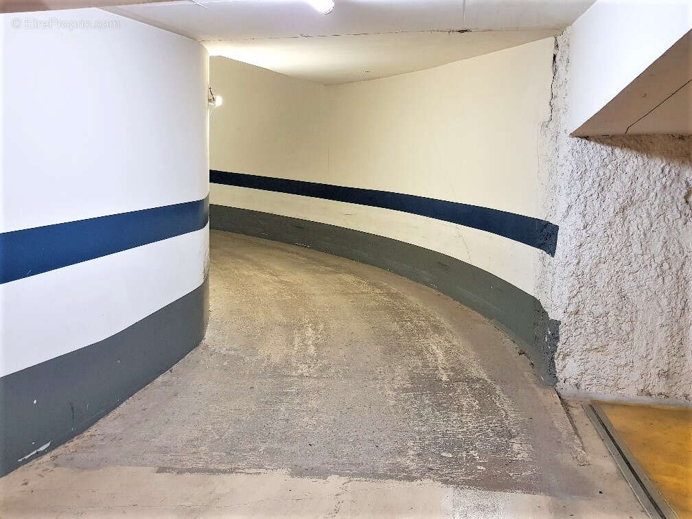 Parking à PARIS-15E