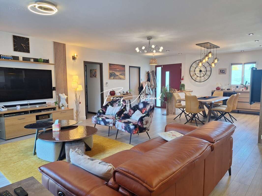 Maison à CHAMPAGNE-LES-MARAIS