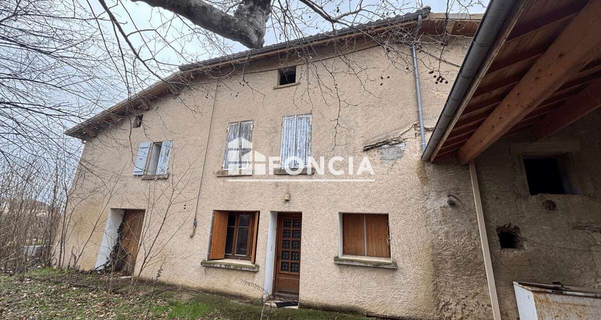 Ancien corps de ferme avec fort potentiel sur 2 300 m² en plein centre de Besayes - photo 3
