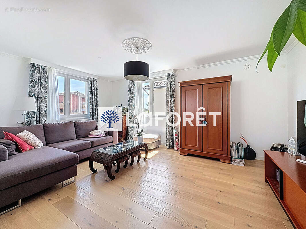 Maison coeur village de Tramoyes de 232,49m² et son terrain avec piscine de 942m² - photo 4