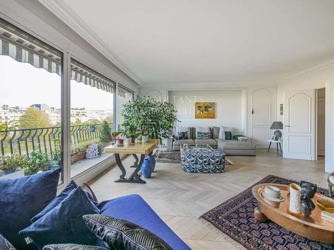 Appartement à PARIS-16E