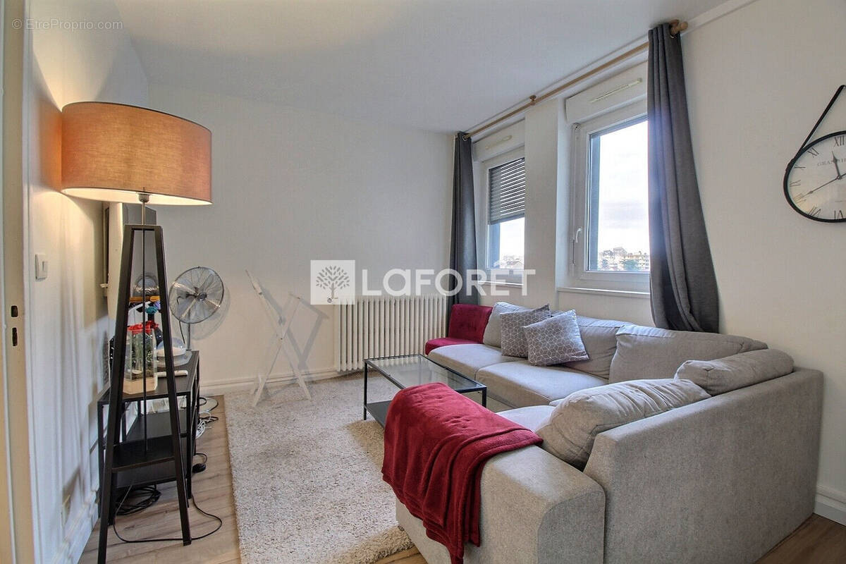 Appartement à COURBEVOIE
