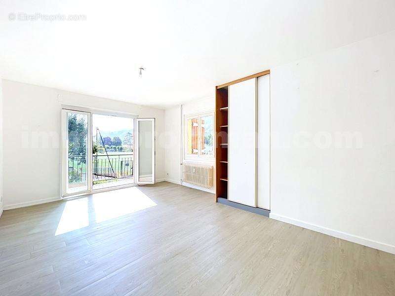 Appartement_Saint_Jeoire__grand_espace_proche_ecole_genève_frontière_suisse_ceva_bus_commerces_lumineux_calme_Balcon_extérieur_séjour_salon_cuisine_chambre_1_2_salle_de_bains_