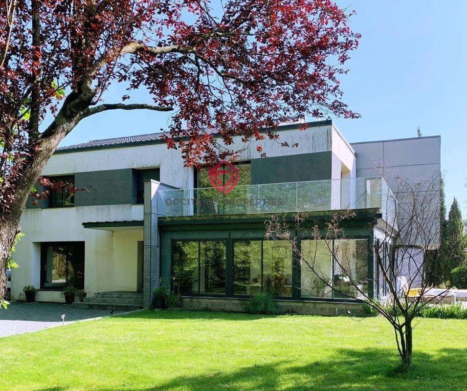 Villa d’architecte rénovée avec soin, piscine, dépendances et superbe parc arboré - photo 13