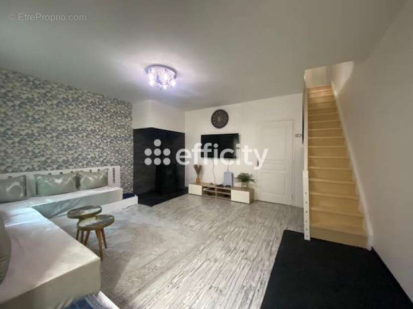 Maison à SAINT-JUST-MALMONT