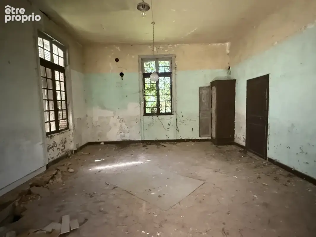 Une propriété comprenant une maison de Maître à rénover d'environ 300m2 + caves en sous-sol et grenier au dess - photo 2