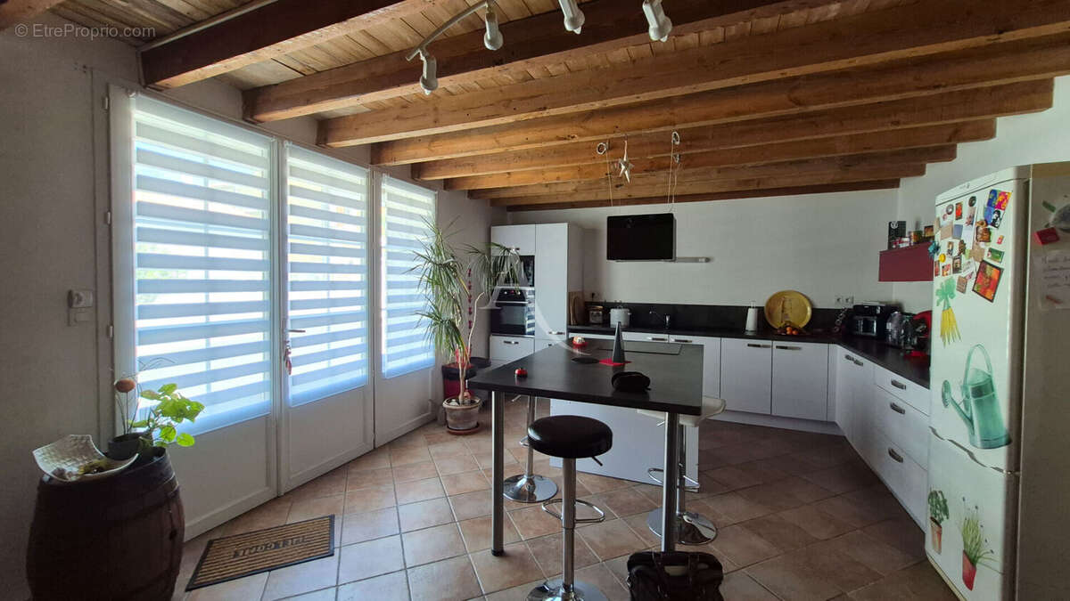 Maison Asnières La Giraud 157 m², jardin et dépendances - photo 5