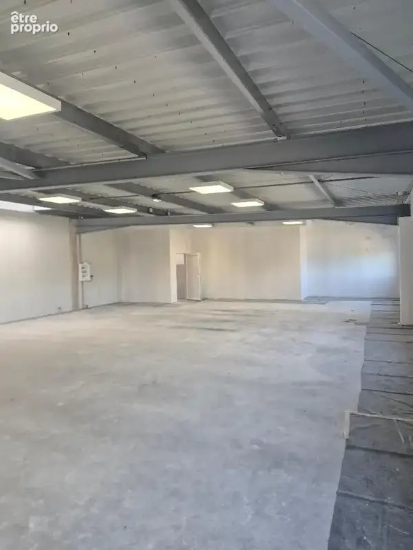 Local commercial 372 m² · à Sallebœuf · 372 m² · 351 750 €