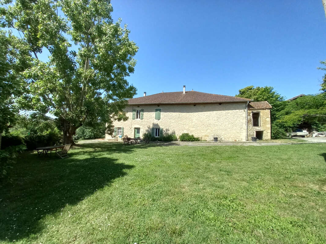Propriete corps de ferme avec 39 000 m2 de terrain - photo 2