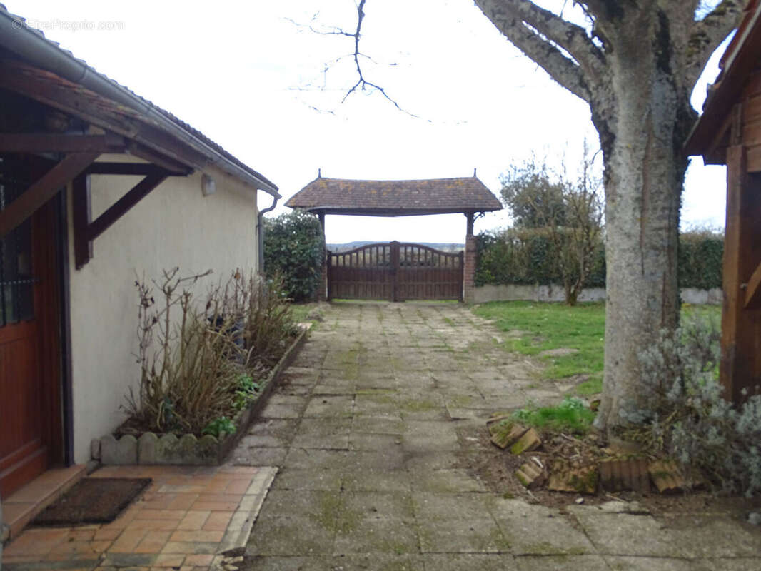 Maison à LA BERTHENOUX