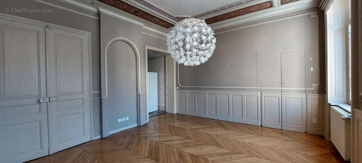REMIREMONT  Centre ville APPARTEMENT T4 avec parquet de chène. - photo 14