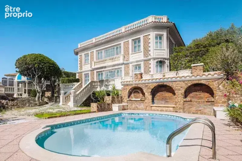 Villa pieds dans l’eau à Anthéor avec accès direct et privé à la mer - photo 2