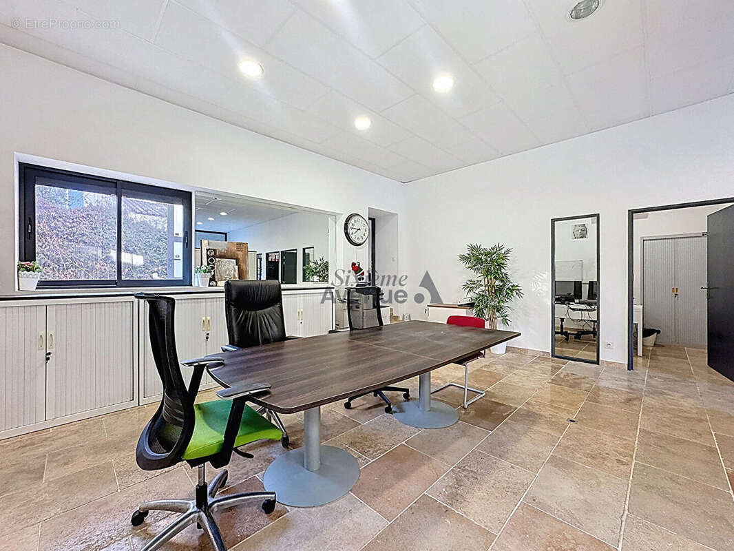 Commerce à SAINT-CLEMENT-DE-RIVIERE