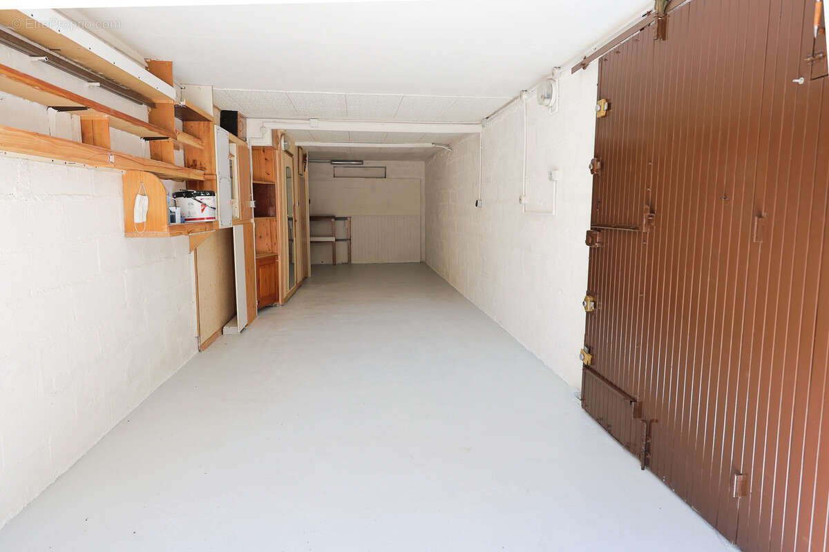 Moulin a vent : garage de 26 m2 avec électricité, idéal stockage / artisan - photo 3