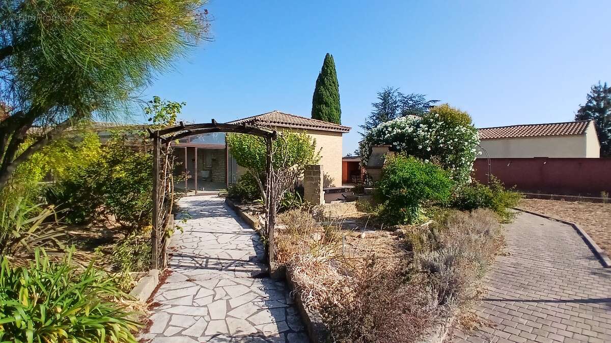 Agréable villa d'architecte de 130 m² habitables sur 3202 m² . - photo 17