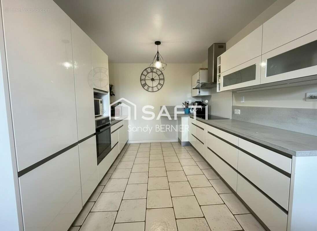 Maison 157 m² à La Puye  - photo 7