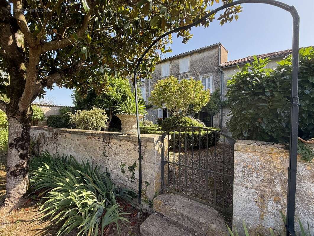 Élégante maison de ville au coeur du village historique de La Mothe-Saint-Héray - photo 15