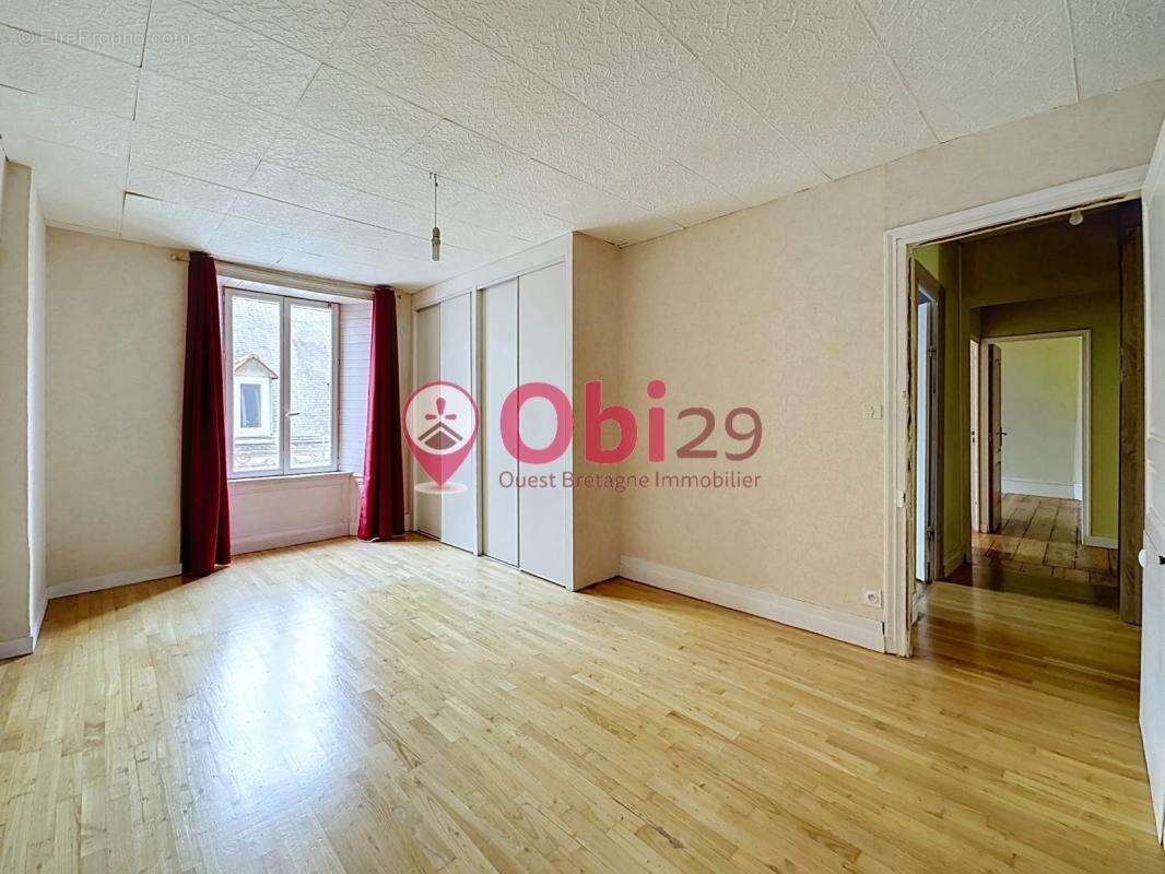 Appartement T4 de 100 m² – Centre-ville de Châteaulin - photo 3