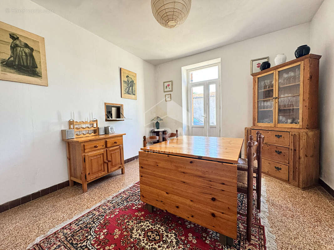 Maison à SAINT-PIERRE-DE-CHIGNAC