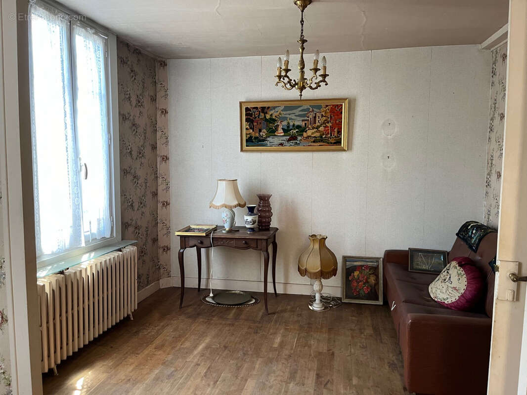 Coussac Bonneval Proche commerces, maison 5 pièces à rénover, garage et jardin. - photo 13